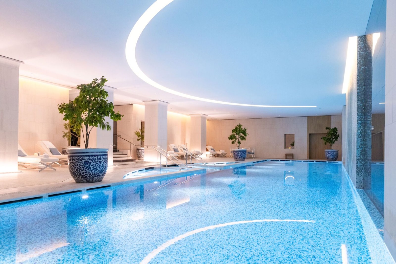 Interior sofisticado do spa do Peninsula Paris