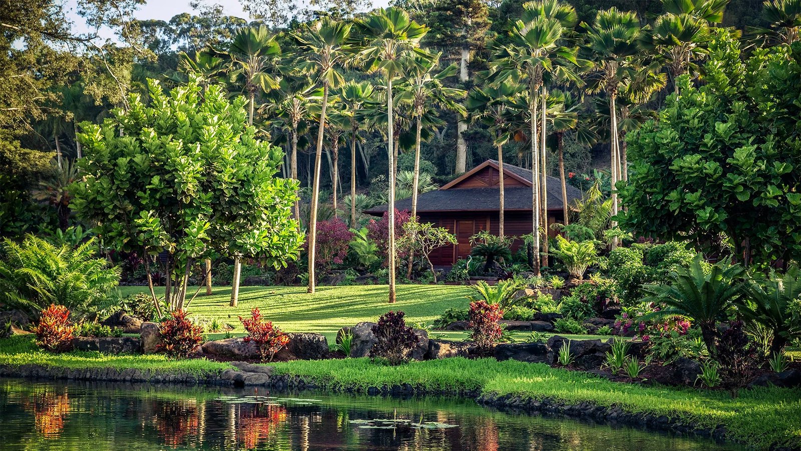 Hale de spa privativo em meio à vegetação tropical no Sensei Lanai