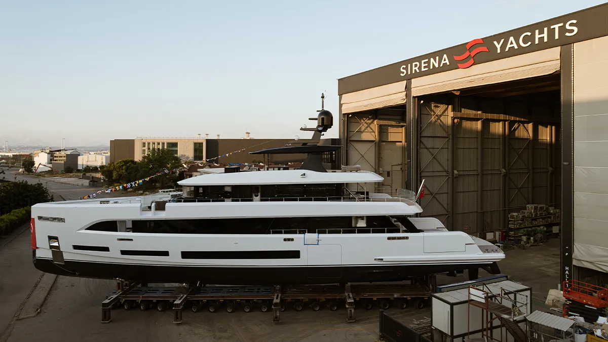 Pátio externo privado no Sirena 42, primeiro superiate de casco de aço da marca
