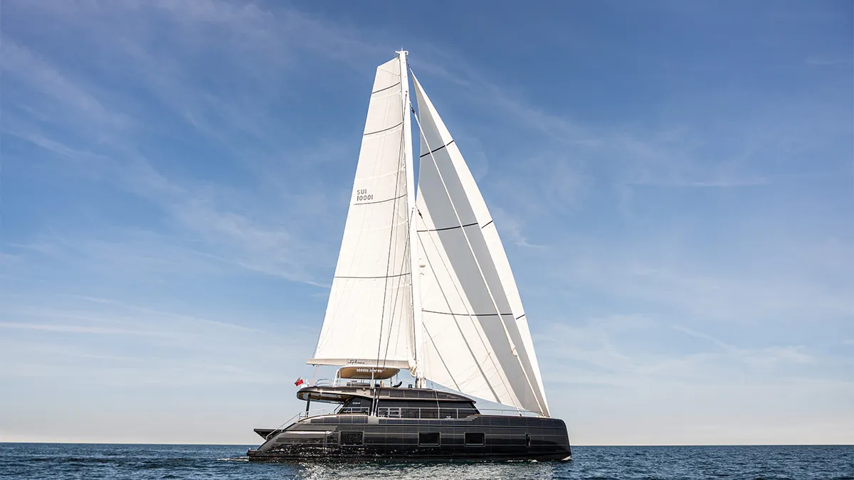 Catamarã elétrico Sunreef 100 Eco Ipharra navegando à vela