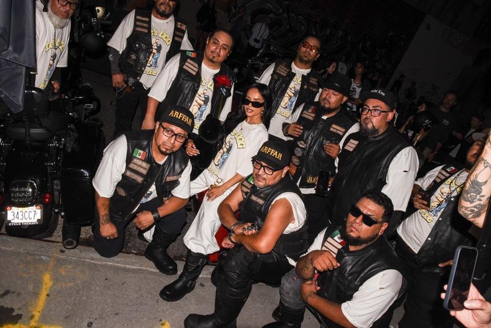 Motociclistas do Aztec Rebels em frente ao bar Ray's durante a festa da UGG