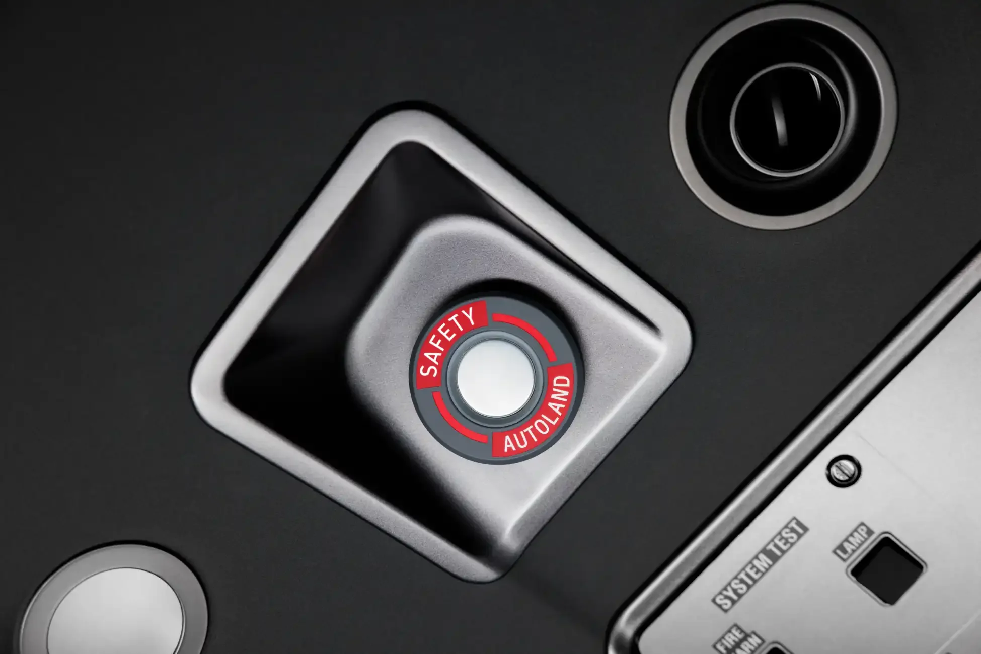 Botão de acionamento do Garmin Emergency Autoland no teto da cabine do PC-12 PRO