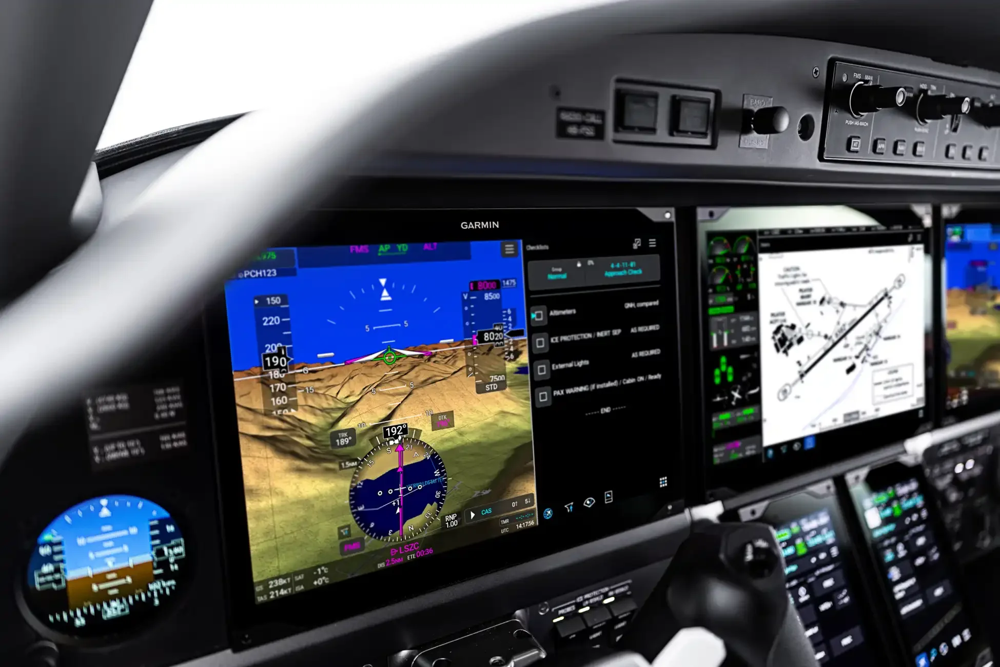 Telas sensíveis ao toque do Garmin G3000 Prime no cockpit do PC-12 PRO