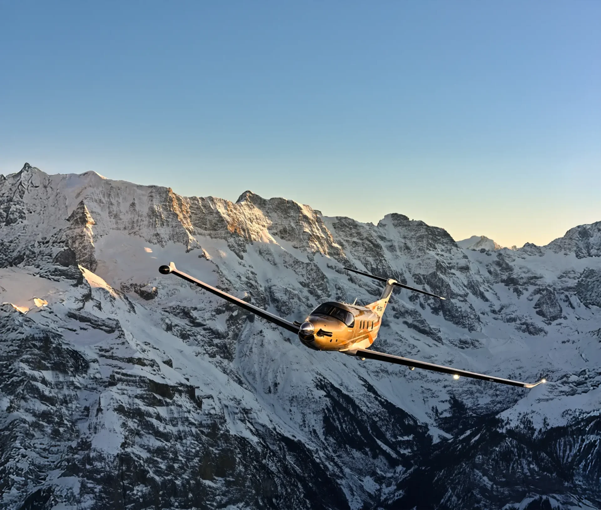 Pilatus PC-12 PRO em voo sobre montanhas nevadas dos Alpes