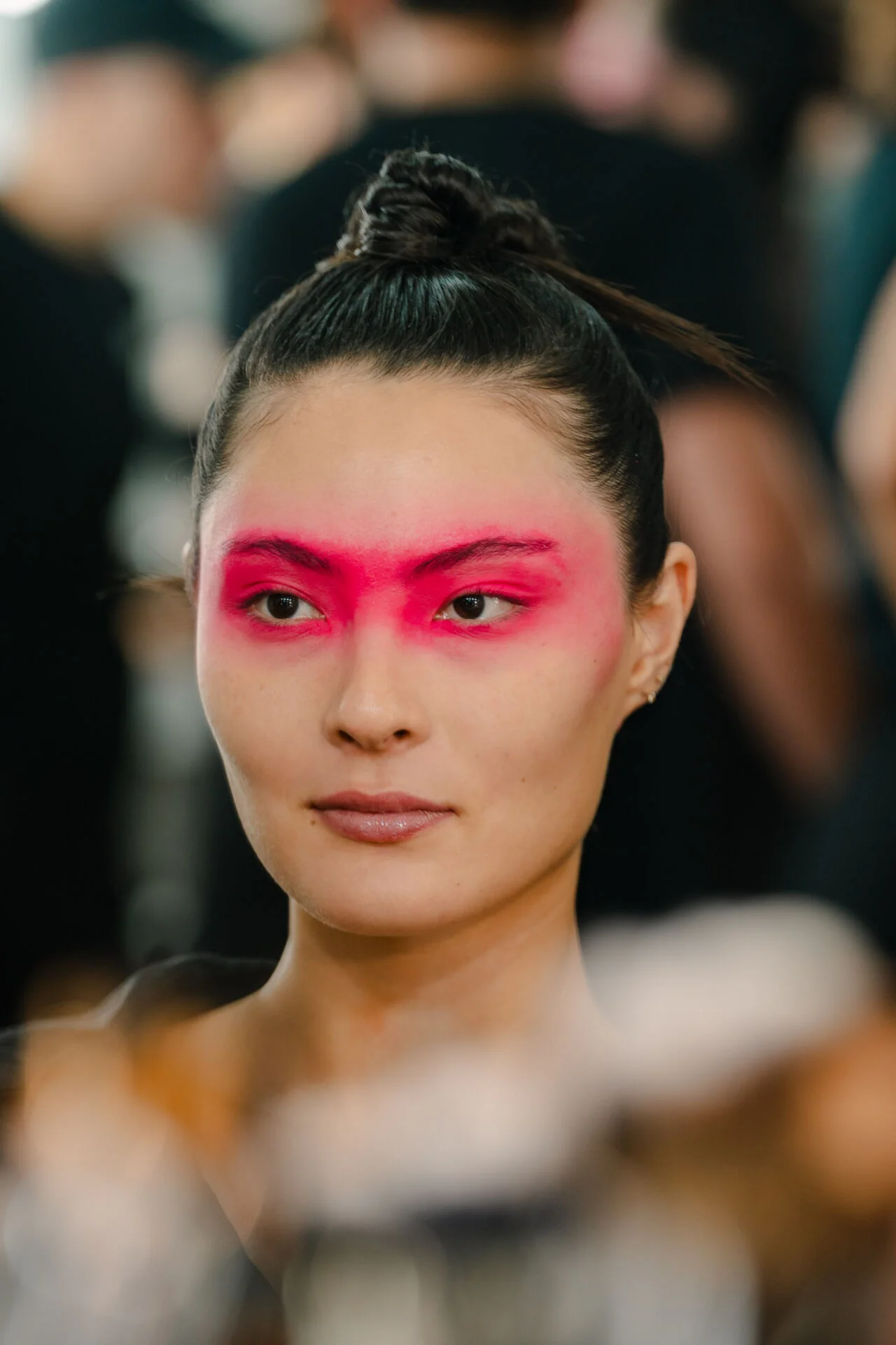 Maquiagem neon verde no backstage da À La Garçonne, SPFW N61