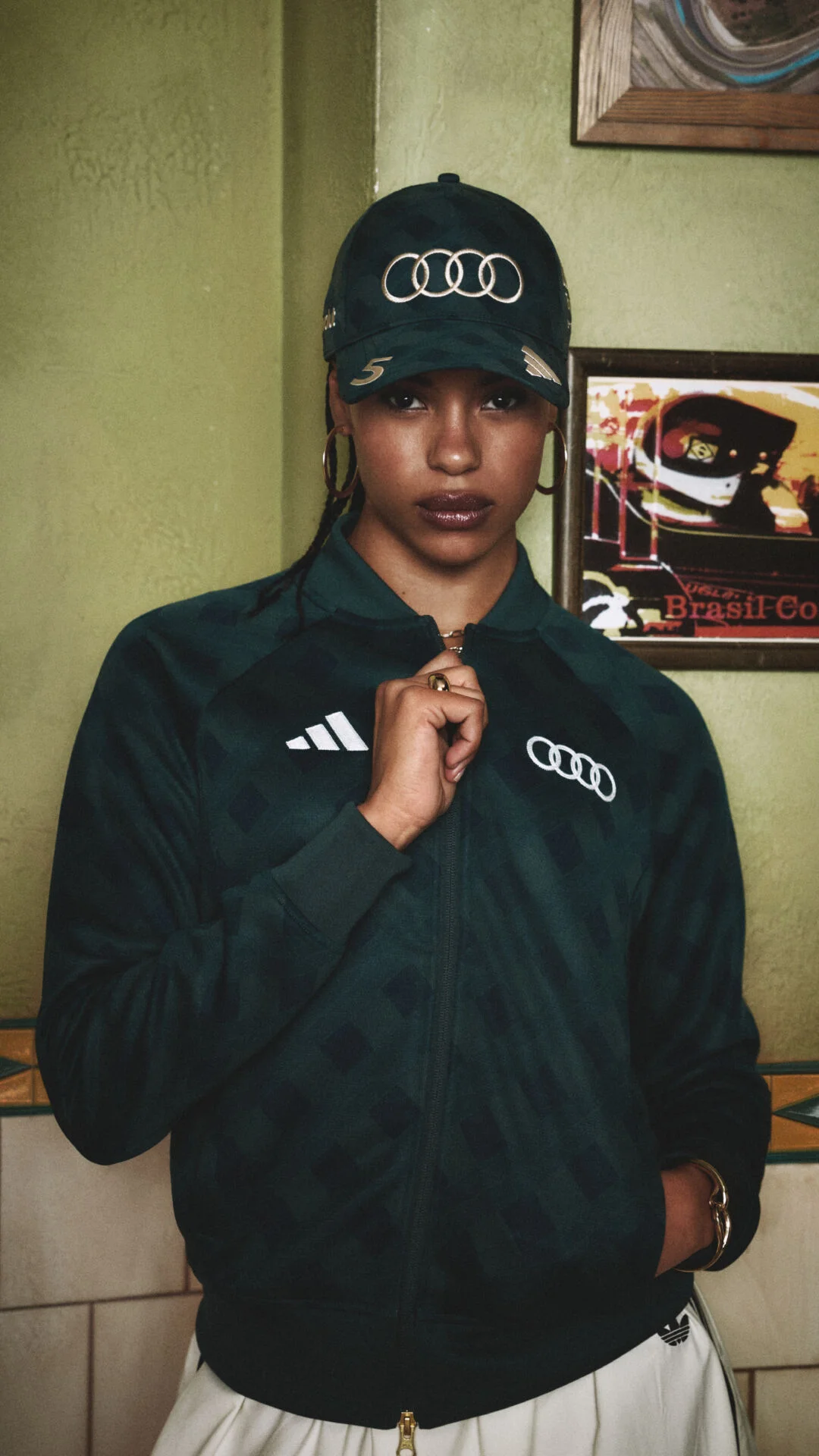 Peça de teamwear da coleção Sampa Soul em verde-floresta com detalhes dourados