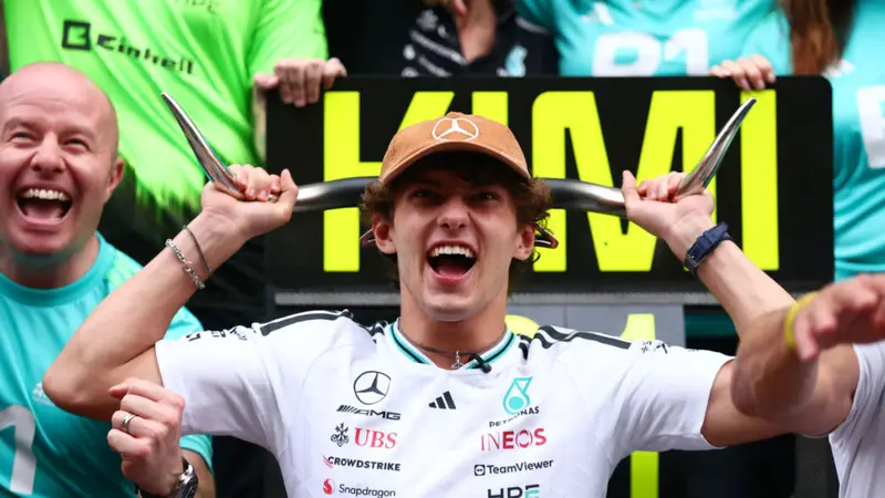 Kimi Antonelli comemora a vitória no GP dos Estados Unidos, em Austin