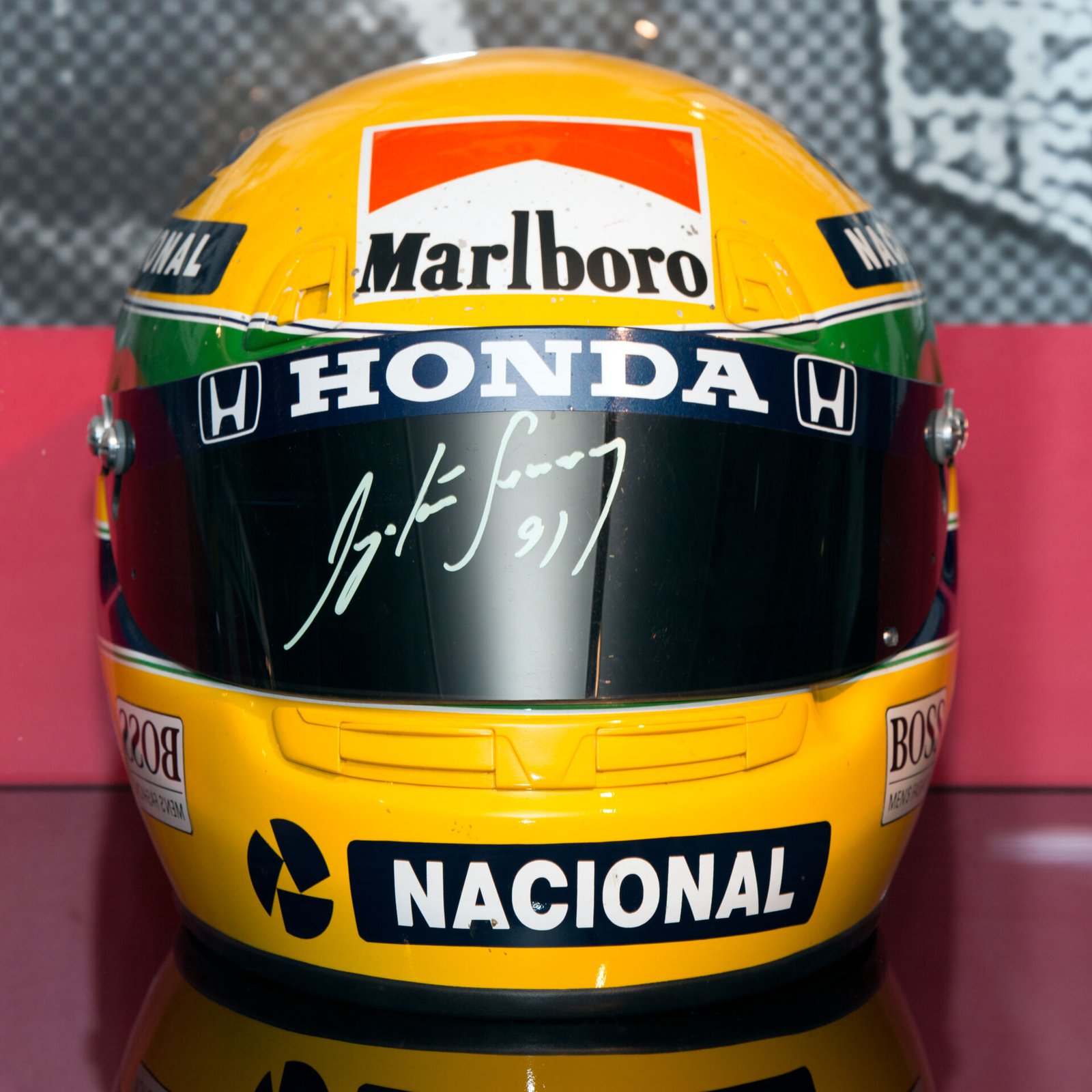 O capacete amarelo de Ayrton Senna usado em 1991