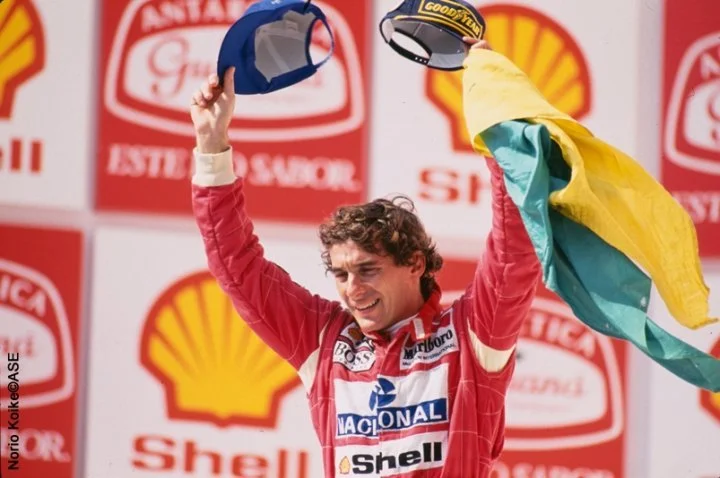 Ayrton Senna comemora a vitória no Grande Prêmio do Brasil de 1993, em Interlagos