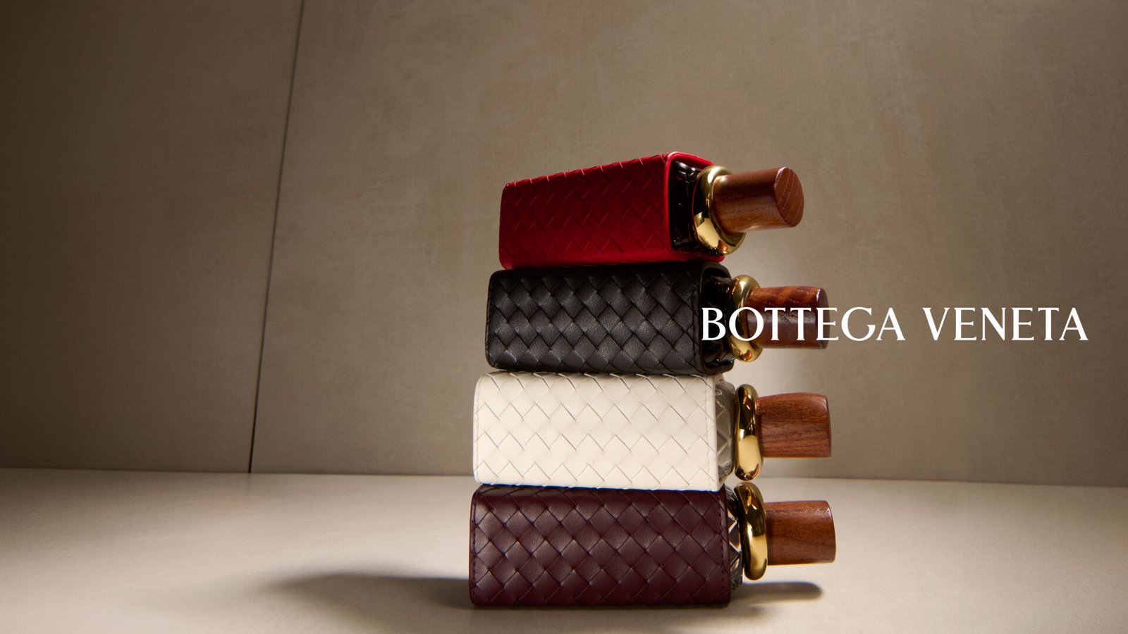 Frascos da coleção Alta, da Bottega Veneta, com porta-perfumes de couro