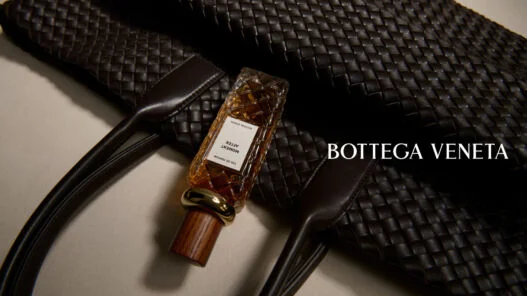 Frasco da coleção Alta, da Bottega Veneta, sobre couro Intrecciato com o pente Sardine