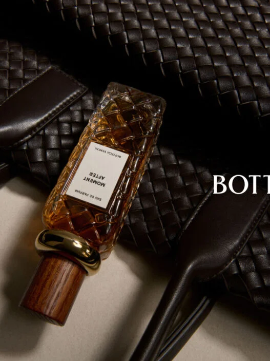 Frasco da coleção Alta, da Bottega Veneta, sobre couro Intrecciato com o pente Sardine