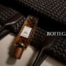 Frasco da coleção Alta, da Bottega Veneta, sobre couro Intrecciato com o pente Sardine
