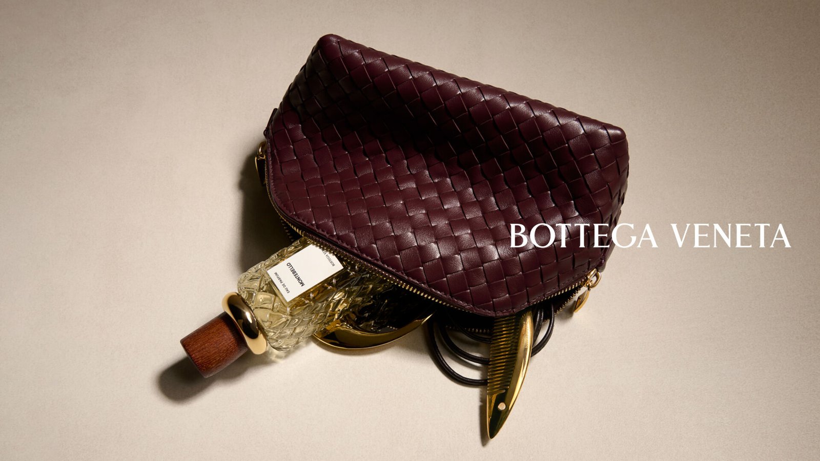 Nécessaire em couro da Bottega Veneta com frasco da coleção Alta