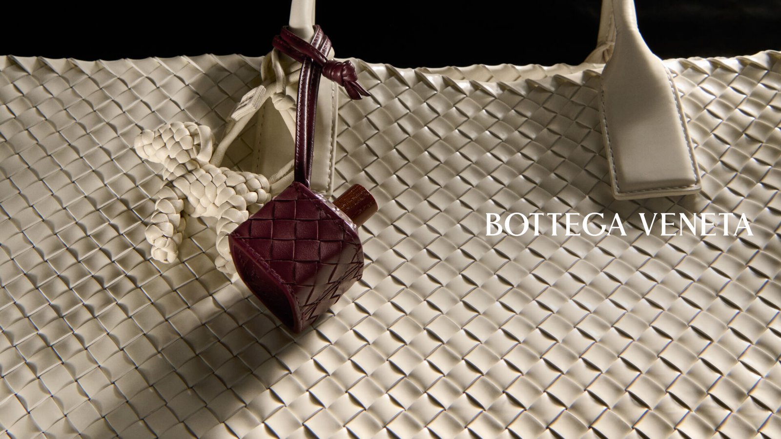 Porta-perfume em couro Intrecciato da coleção Alta, da Bottega Veneta