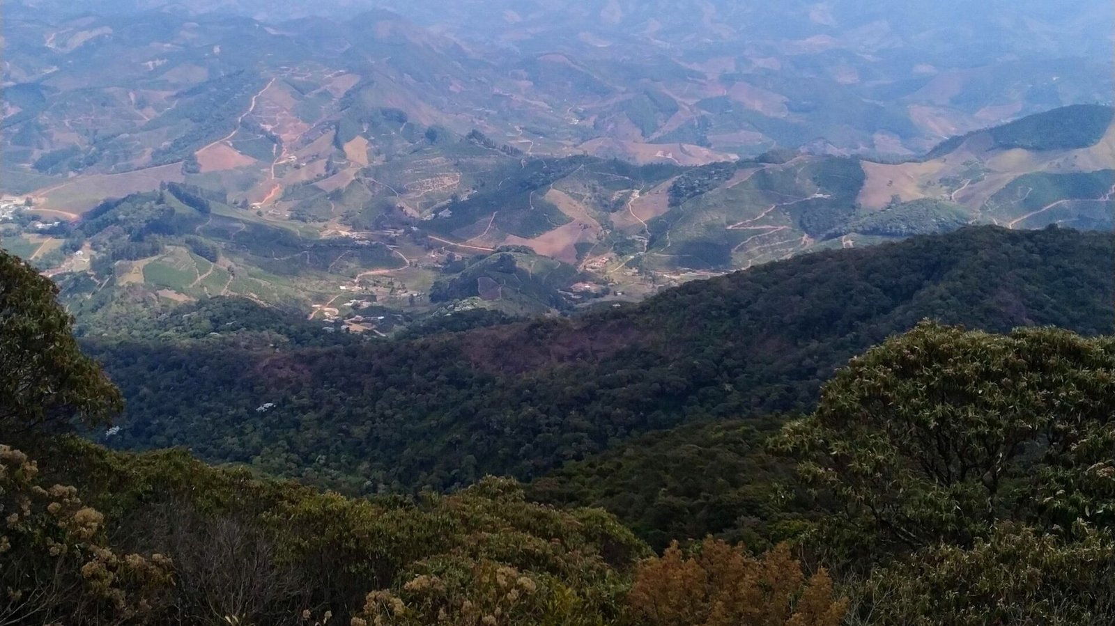 Montanhas do Caparaó vistas do Pico da Bandeira, na divisa entre Minas Gerais e Espírito Santo