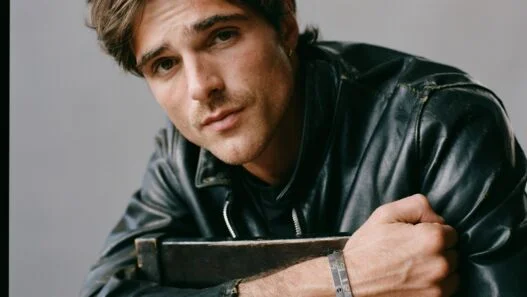 Jacob Elordi com a pulseira LOVE da Cartier