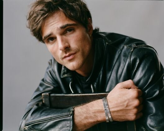 Jacob Elordi com a pulseira LOVE da Cartier