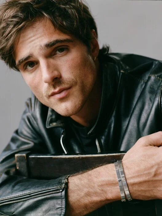 Jacob Elordi com a pulseira LOVE da Cartier
