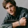 Jacob Elordi com a pulseira LOVE da Cartier