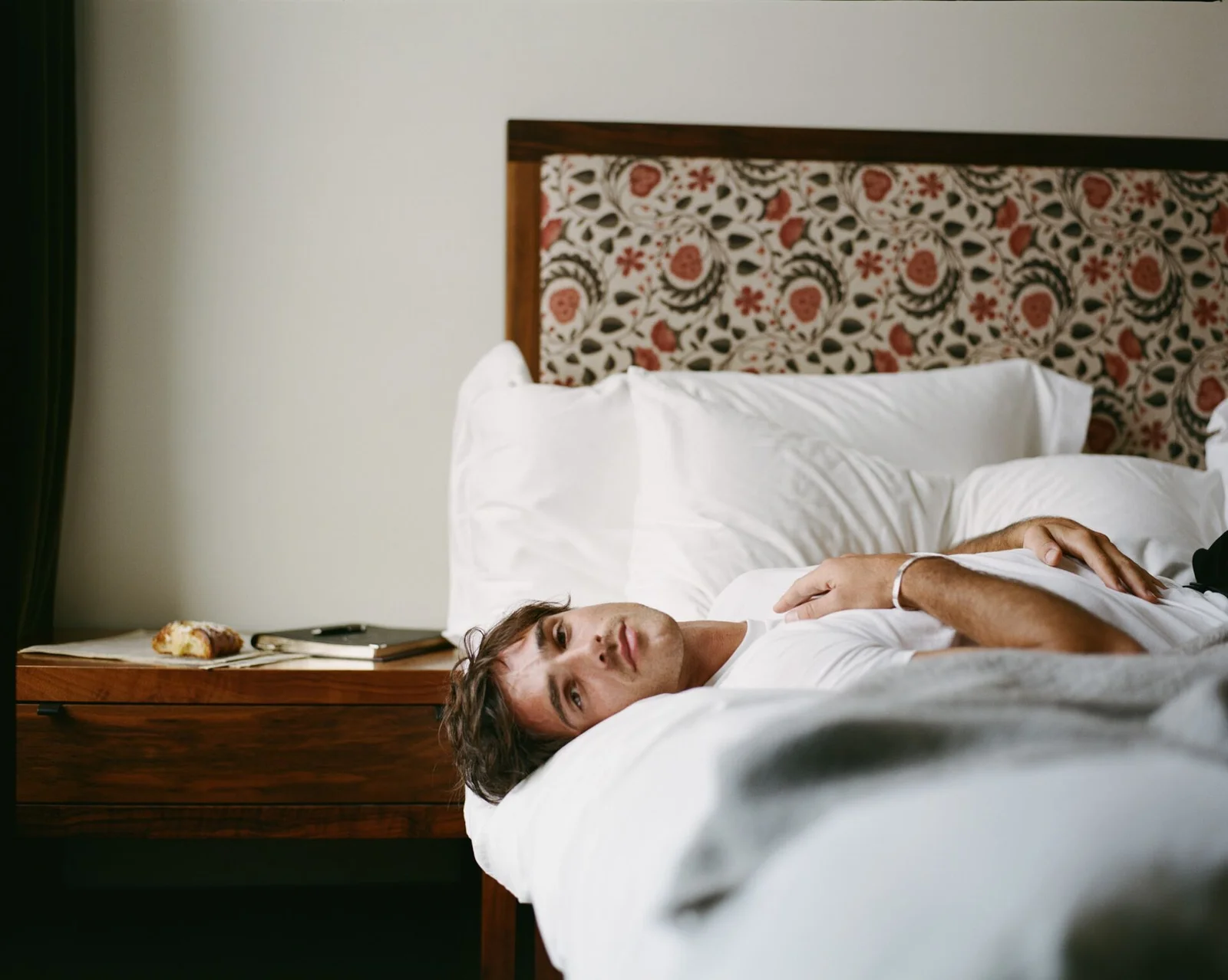 Jacob Elordi deitado num quarto de hotel