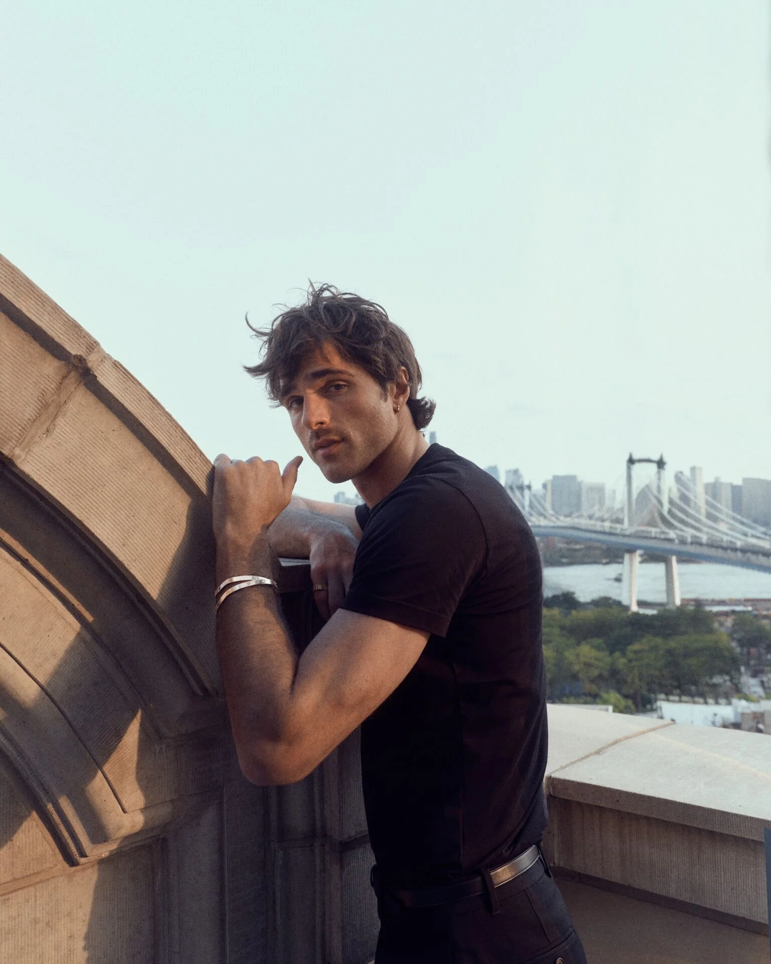 Jacob Elordi num terraço com a pulseira LOVE da Cartier