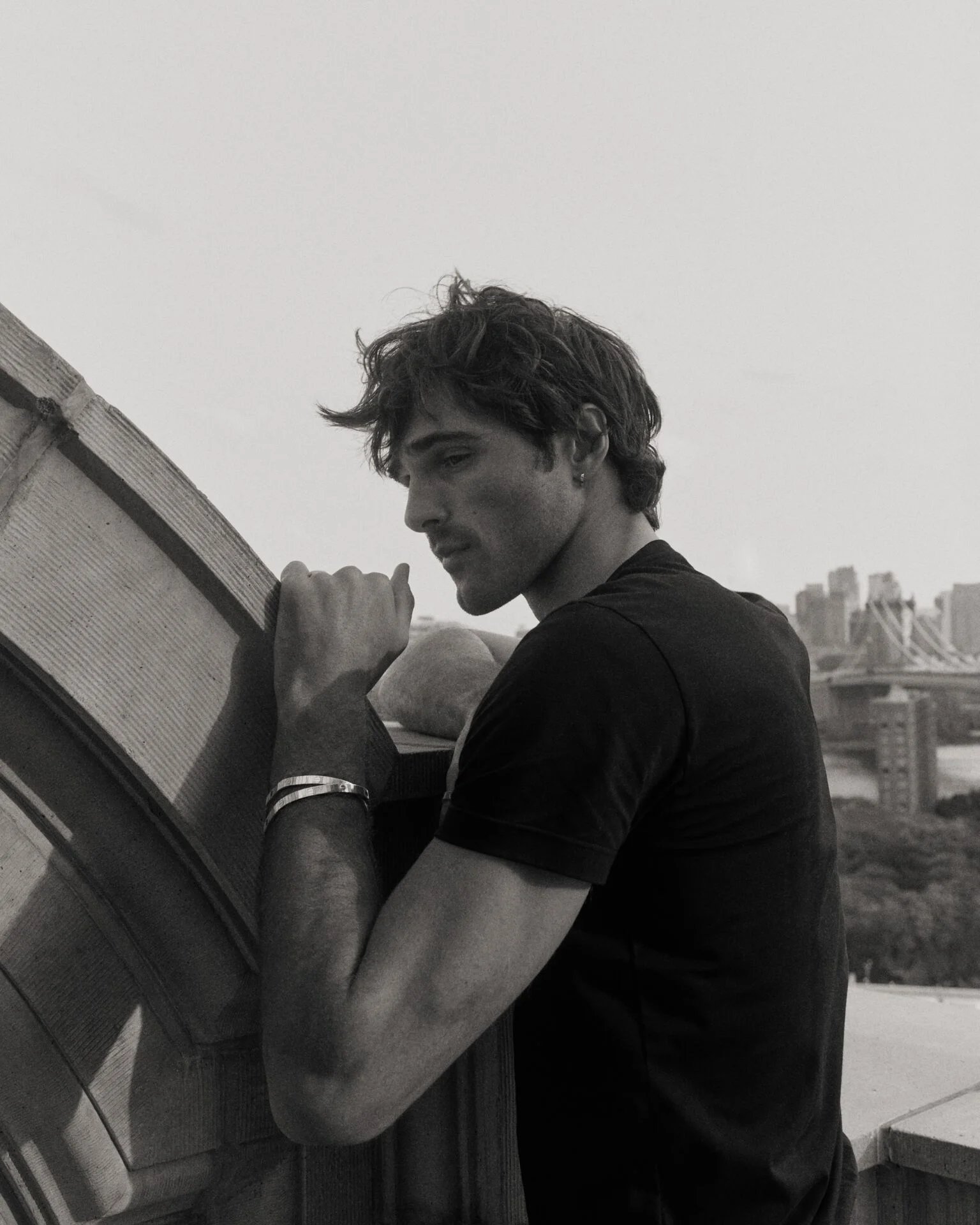 Jacob Elordi em preto e branco com a pulseira LOVE