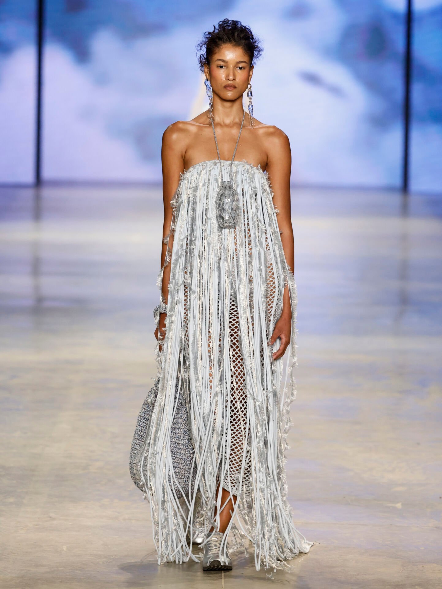 Vestido tomara que caia de franjas em crochê, look de abertura da coleção Bonito pra Chover, Catarina Mina, SPFW N61
