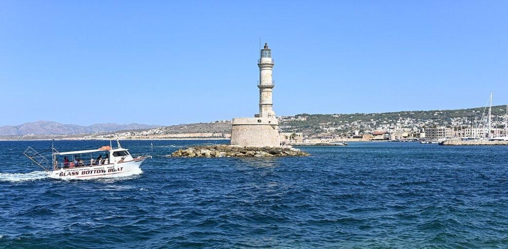 Porto veneziano de Chania com o farol, em Creta