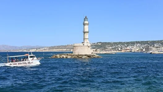 Porto veneziano de Chania com o farol, em Creta
