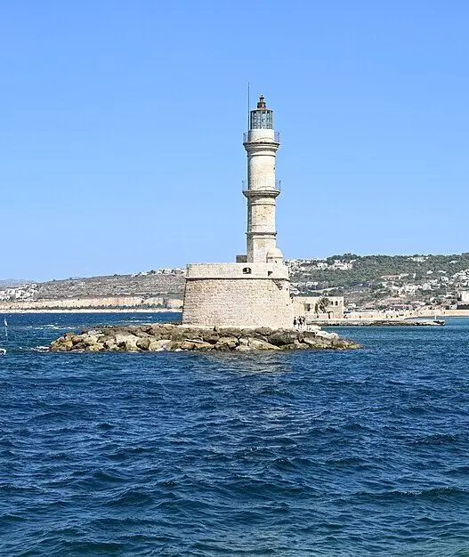 Porto veneziano de Chania com o farol, em Creta