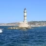 Porto veneziano de Chania com o farol, em Creta