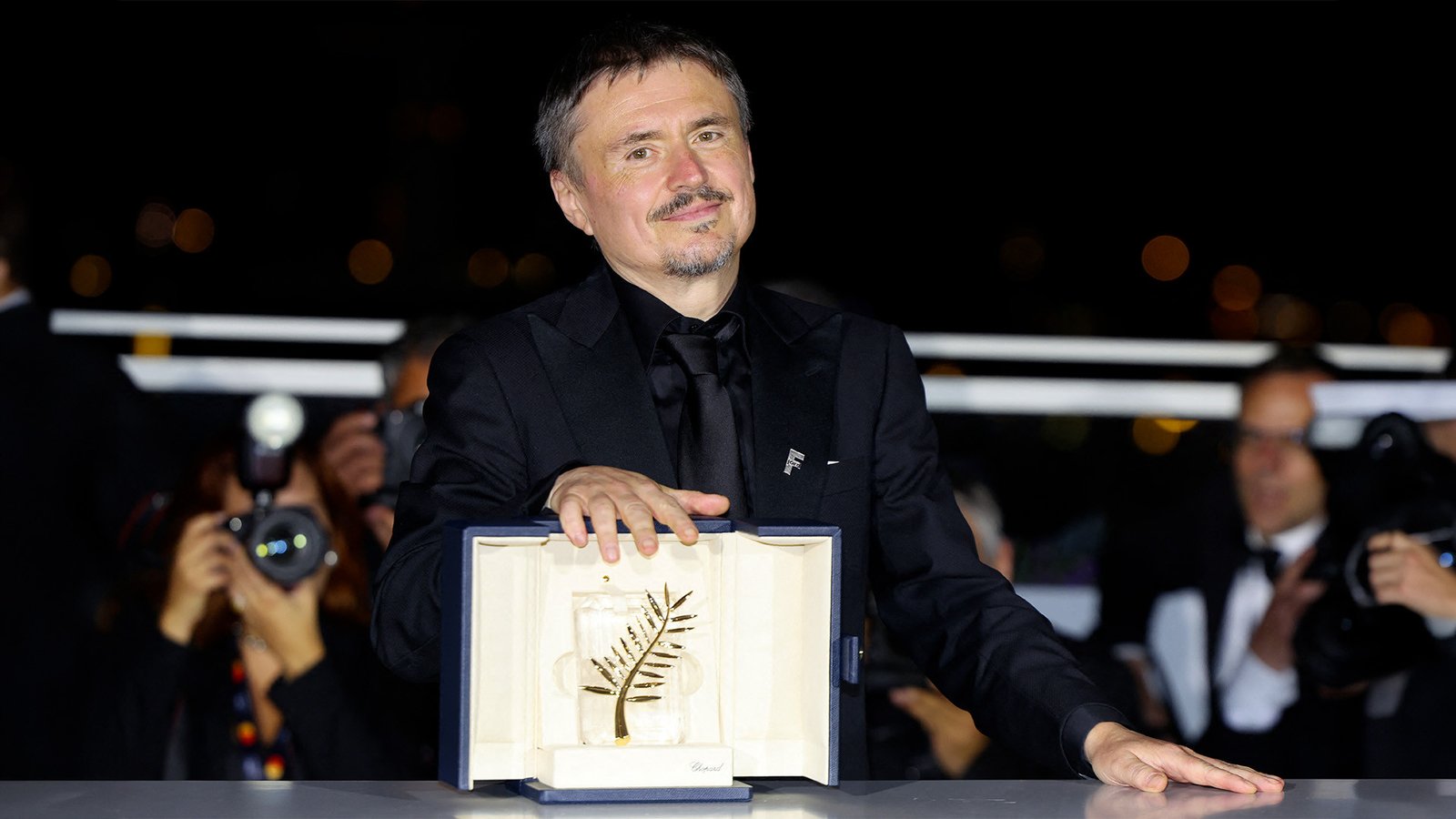 Cristian Mungiu segura a Palma de Ouro por Fjord no photocall do Festival de Cannes 2026