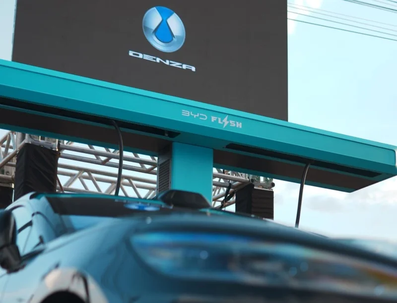 Carregador ultrarrápido Flash Charging instalado na concessionária Denza de Brasília