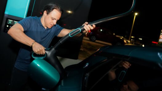 Primeira recarga no Flash Charging da Denza, em Brasília