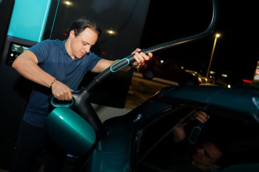 Primeira recarga no Flash Charging da Denza, em Brasília