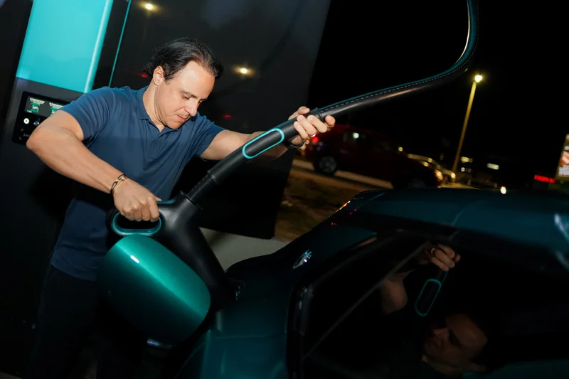 Primeira recarga no Flash Charging da Denza, em Brasília