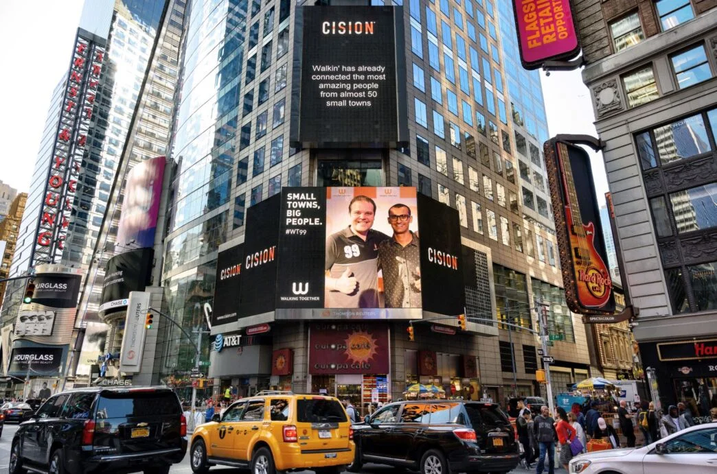 Telão na Times Square, em Nova York, exibe Edu Lyra, fundador da Gerando Falcões, e Fábio Fernandes