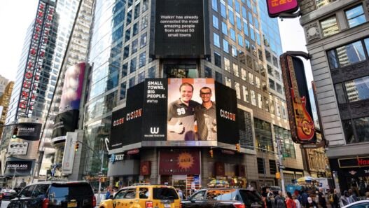Telão na Times Square, em Nova York, exibe Edu Lyra, fundador da Gerando Falcões, e Fábio Fernandes
