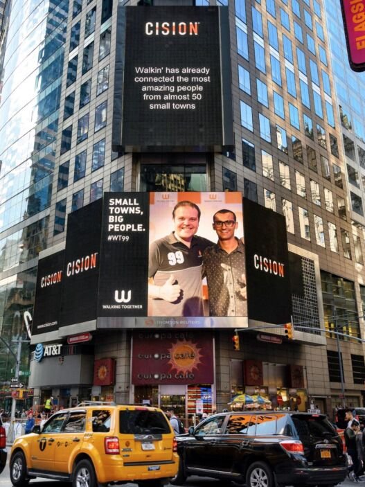 Telão na Times Square, em Nova York, exibe Edu Lyra, fundador da Gerando Falcões, e Fábio Fernandes