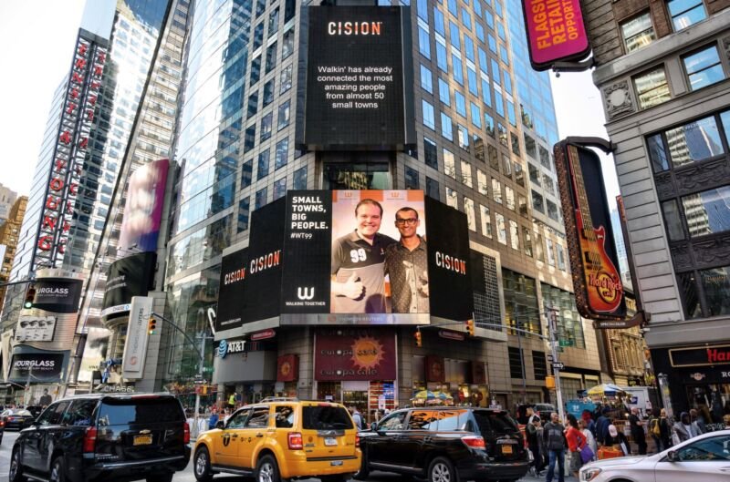 Telão na Times Square, em Nova York, exibe Edu Lyra, fundador da Gerando Falcões, e Fábio Fernandes