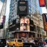 Telão na Times Square, em Nova York, exibe Edu Lyra, fundador da Gerando Falcões, e Fábio Fernandes