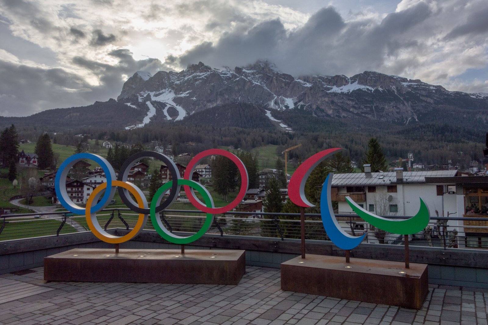 Anéis olímpicos em Cortina d'Ampezzo com as Dolomitas ao fundo
