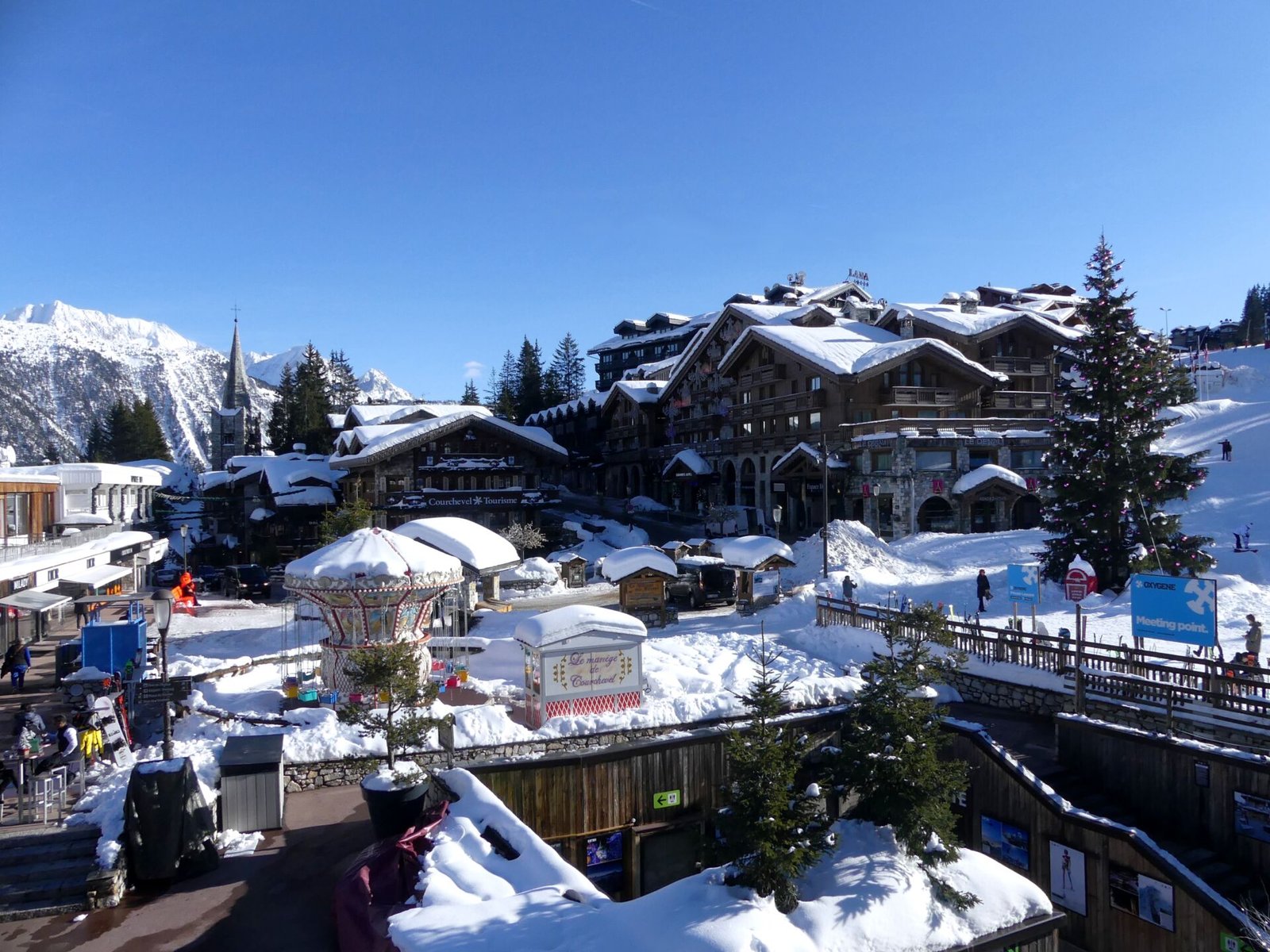 Courchevel 1850 em dezembro, chalés e pistas