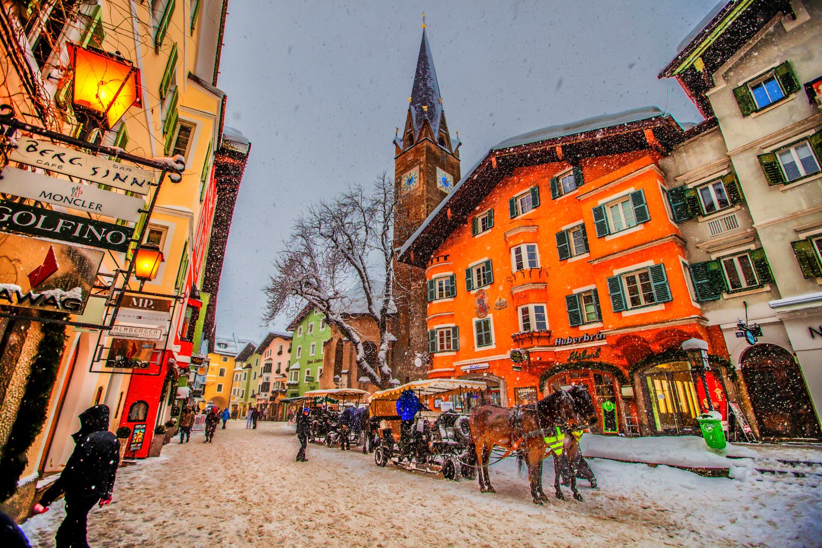 Centro histórico de Kitzbühel com neve