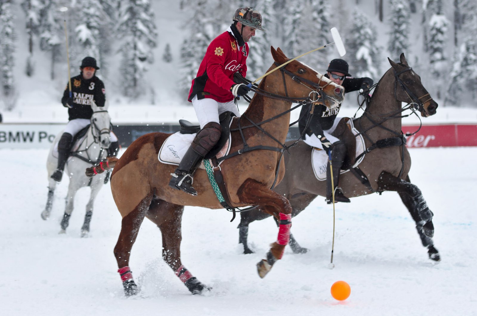 Partida de polo sobre o lago congelado de St. Moritz