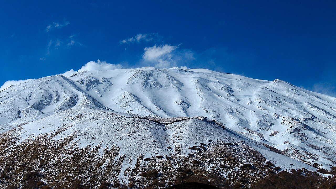 O vulcão Etna coberto de neve, na Sicília