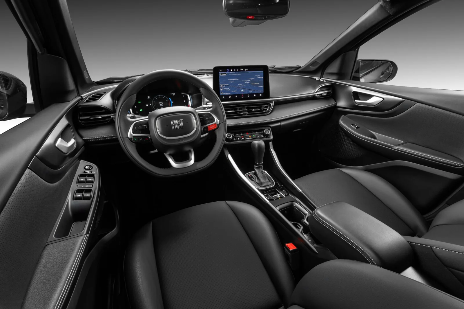 Painel do Fiat Fastback Impetus com volante multifuncional, quadro de instrumentos digital, multimídia de 10,1 polegadas e bancos revestidos em couro preto.