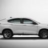 Perfil lateral do Fiat Fastback Impetus MHEV branco em estúdio, com a linha de teto descendo em curva contínua até a tampa do porta-malas e rodas de 18 polegadas escurecidas.