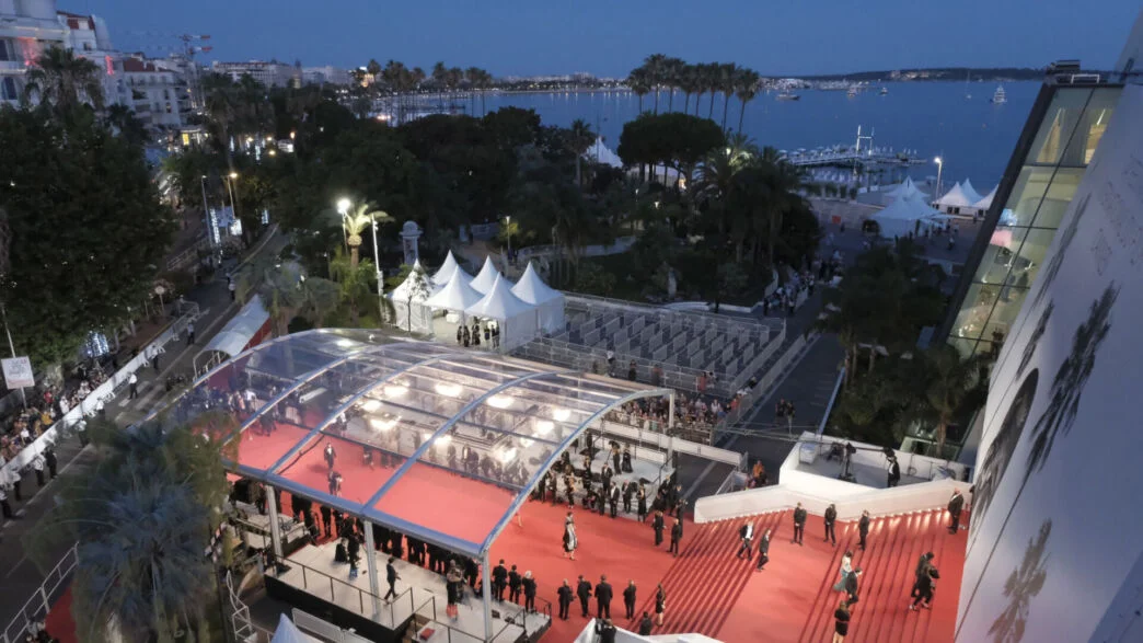 Vista do alto do tapete vermelho e dos degraus do Palais des Festivals, em Cannes, ao anoitecer